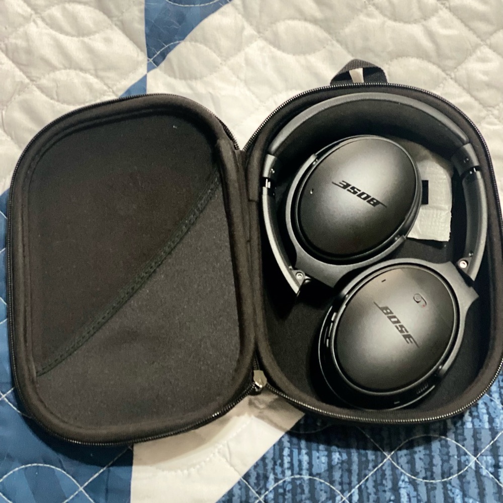 Selling boss headset like new, on black noise cancellation